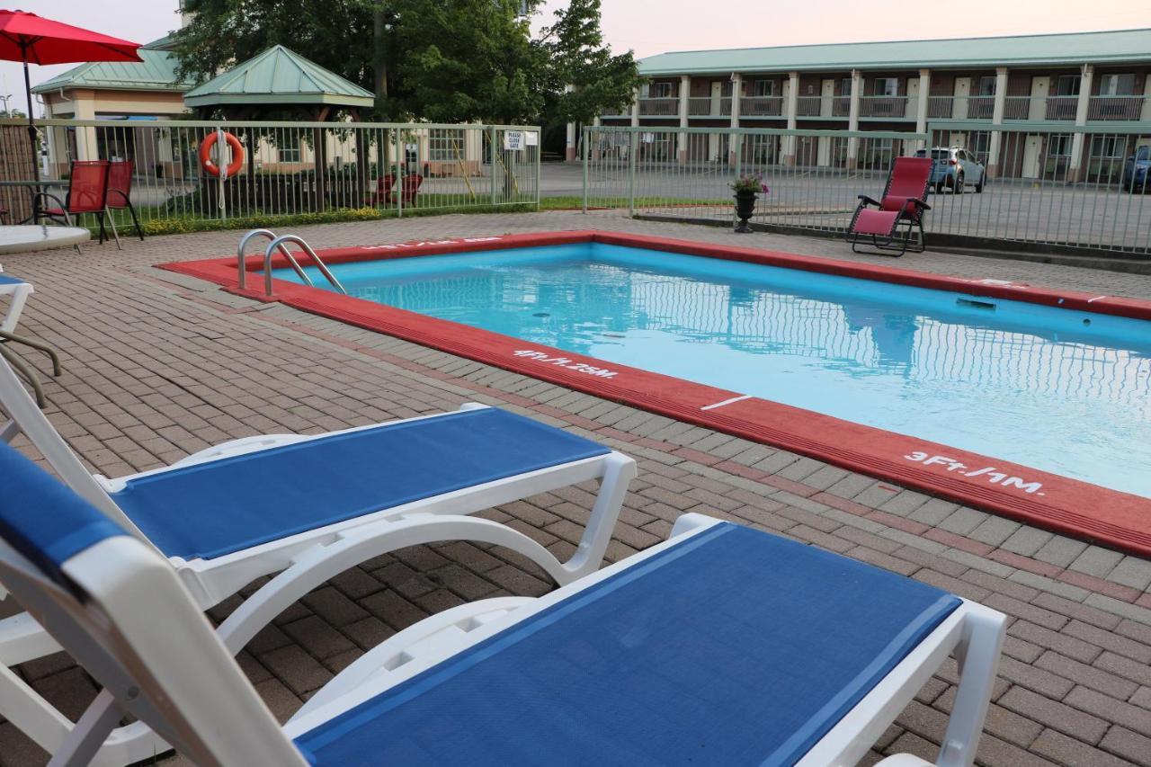Quality Inn & Suites 1000 Islands Gananoque Εξωτερικό φωτογραφία
